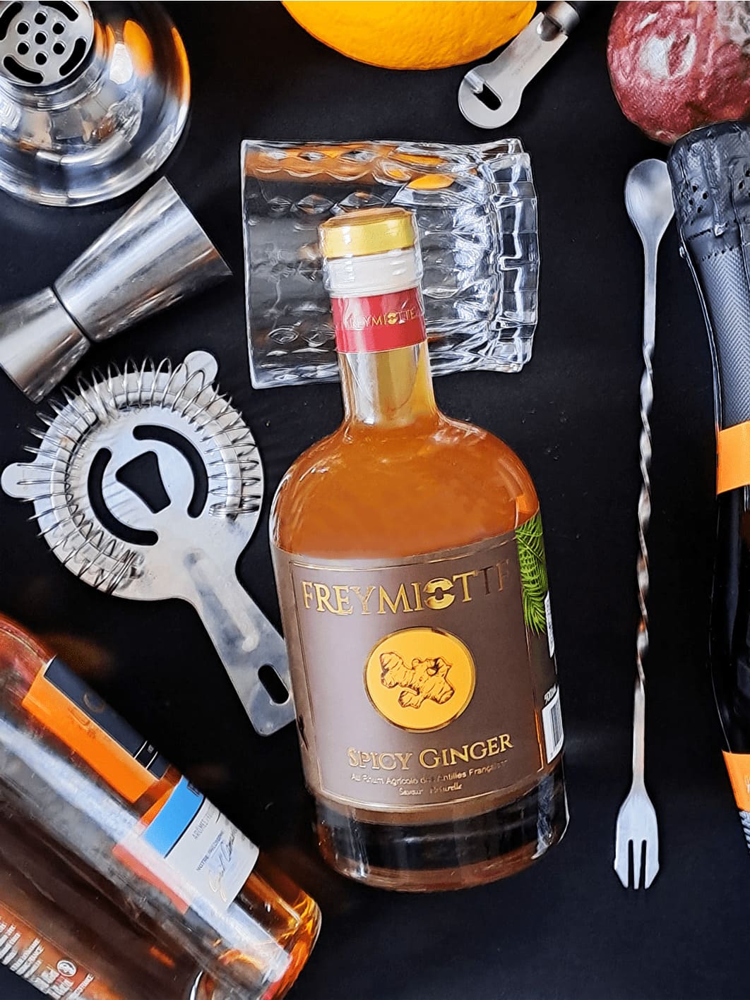 Liqueur Spicy Ginger à base de rhum agricole avec des produits associé pour cocktail