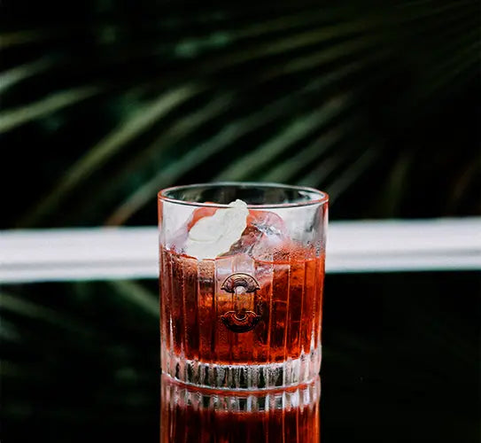 verre avec un Cocktail à base de "Douceur d'Hibiscus"